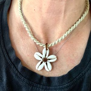 Flower seashell necklace